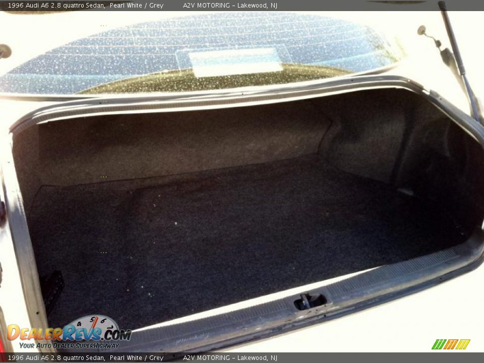 1996 Audi A6 2.8 quattro Sedan Pearl White / Grey Photo #11