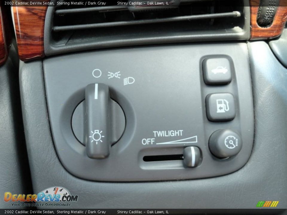 Controls of 2002 Cadillac DeVille Sedan Photo #21