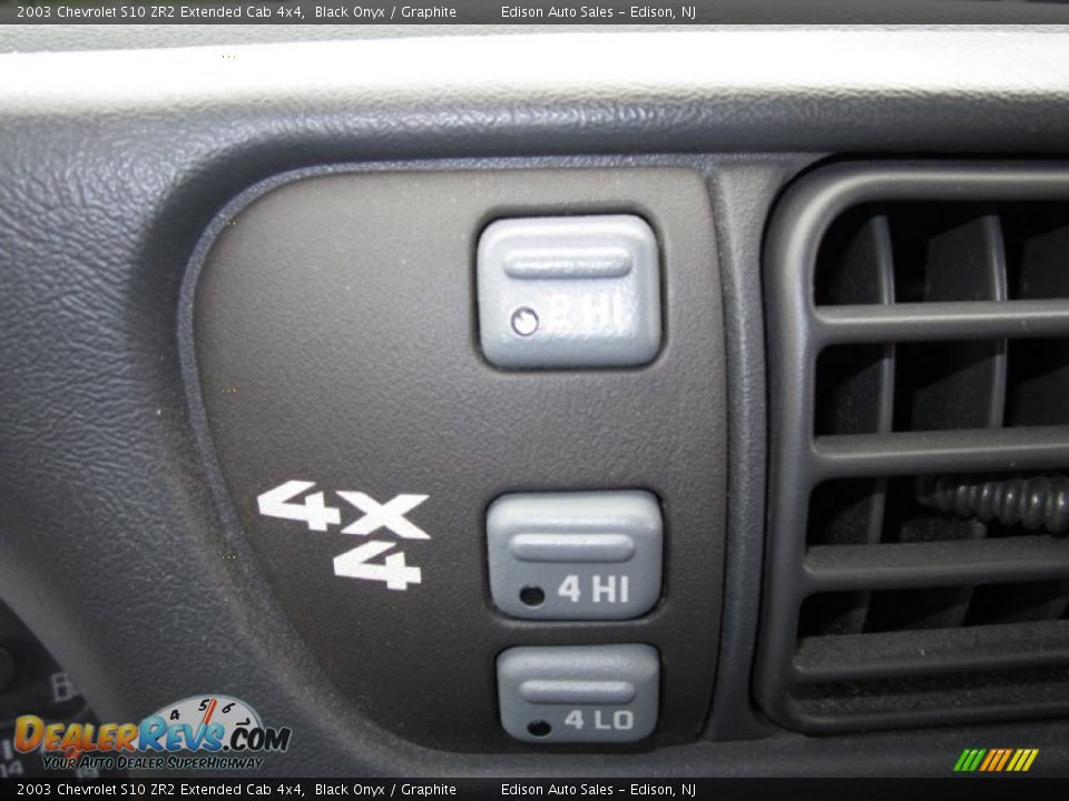 2003 Chevrolet S10 ZR2 Extended Cab 4x4 Black Onyx / Graphite Photo #22