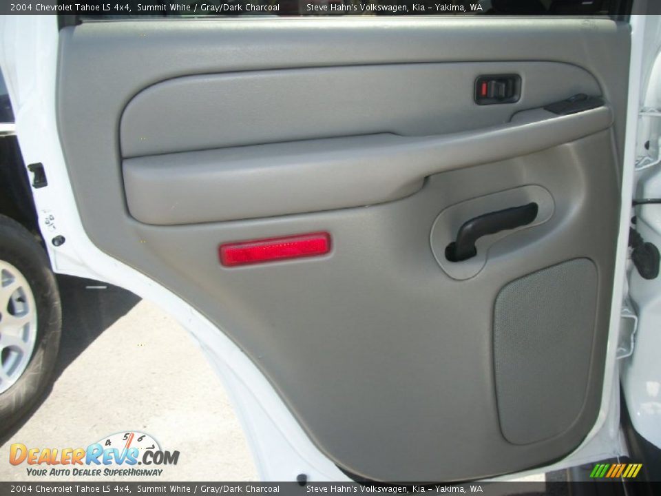 2004 Chevrolet Tahoe LS 4x4 Summit White / Gray/Dark Charcoal Photo #30