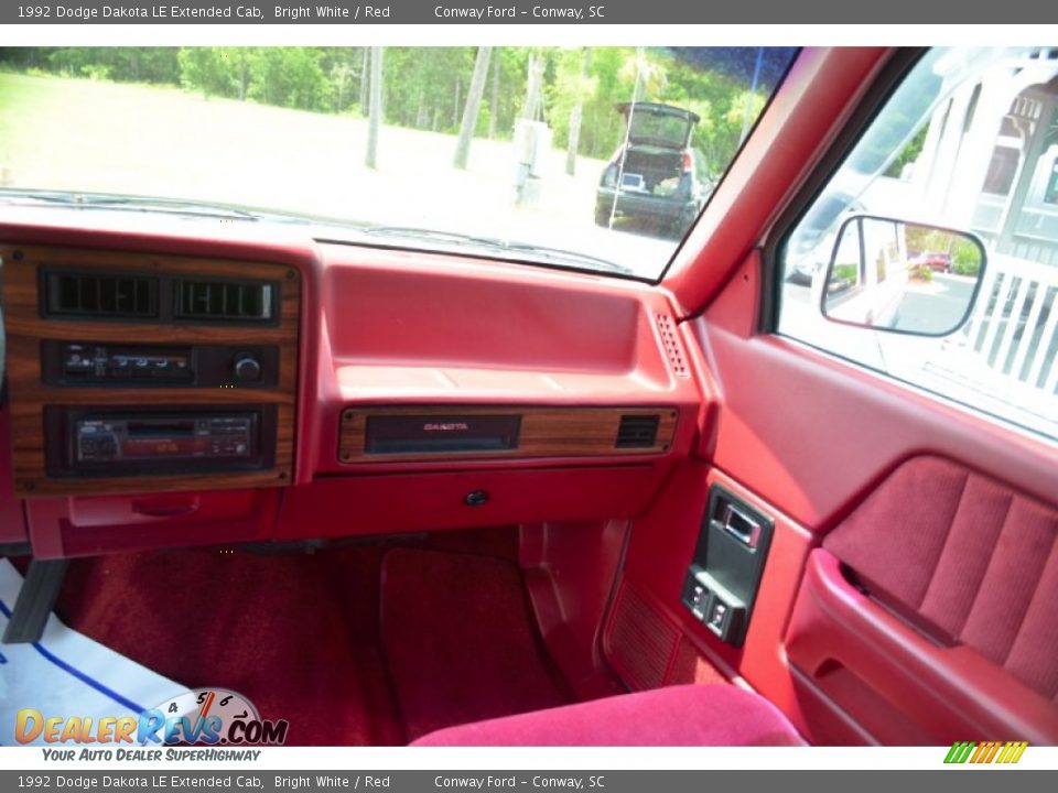 1992 Dodge Dakota LE Extended Cab Bright White / Red Photo #16