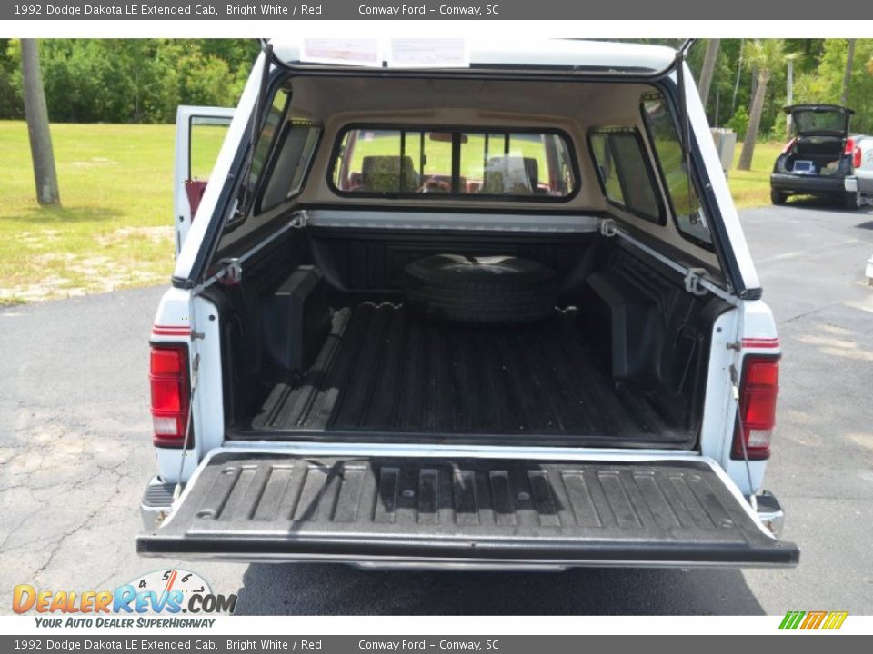 1992 Dodge Dakota LE Extended Cab Bright White / Red Photo #17