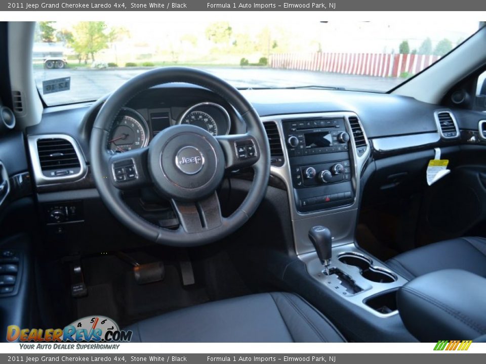 2011 Jeep Grand Cherokee Laredo 4x4 Stone White / Black Photo #4