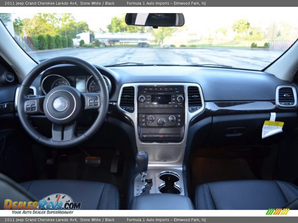 2011 Jeep Grand Cherokee Laredo 4x4 Stone White / Black Photo #5
