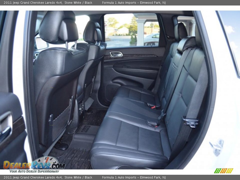 2011 Jeep Grand Cherokee Laredo 4x4 Stone White / Black Photo #7