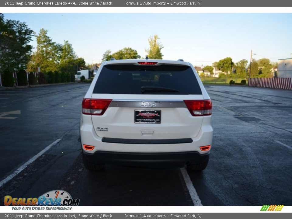 2011 Jeep Grand Cherokee Laredo 4x4 Stone White / Black Photo #9