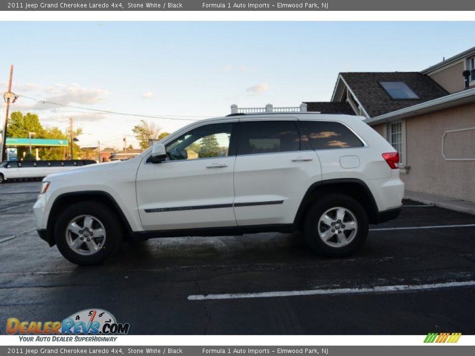 2011 Jeep Grand Cherokee Laredo 4x4 Stone White / Black Photo #10