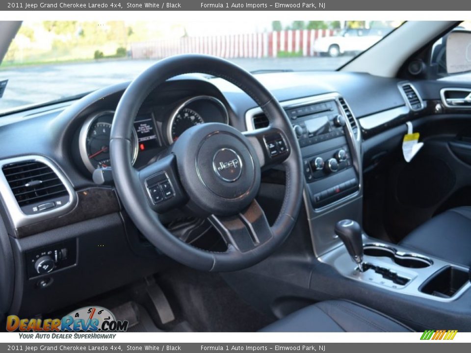 2011 Jeep Grand Cherokee Laredo 4x4 Stone White / Black Photo #13