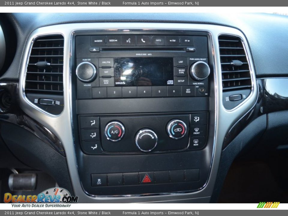 2011 Jeep Grand Cherokee Laredo 4x4 Stone White / Black Photo #16