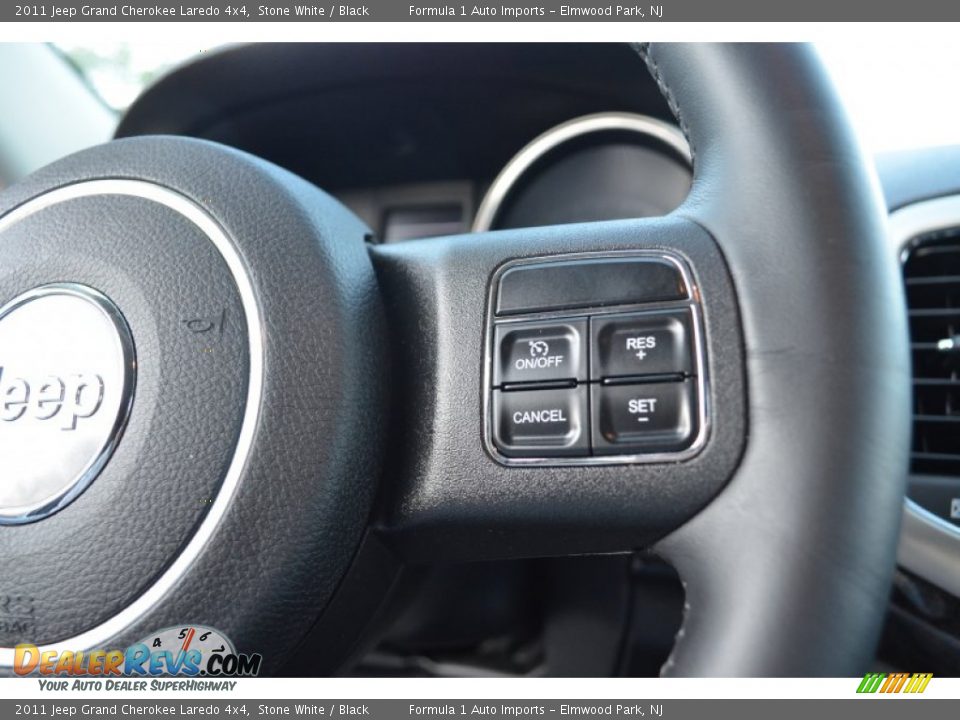 2011 Jeep Grand Cherokee Laredo 4x4 Stone White / Black Photo #17