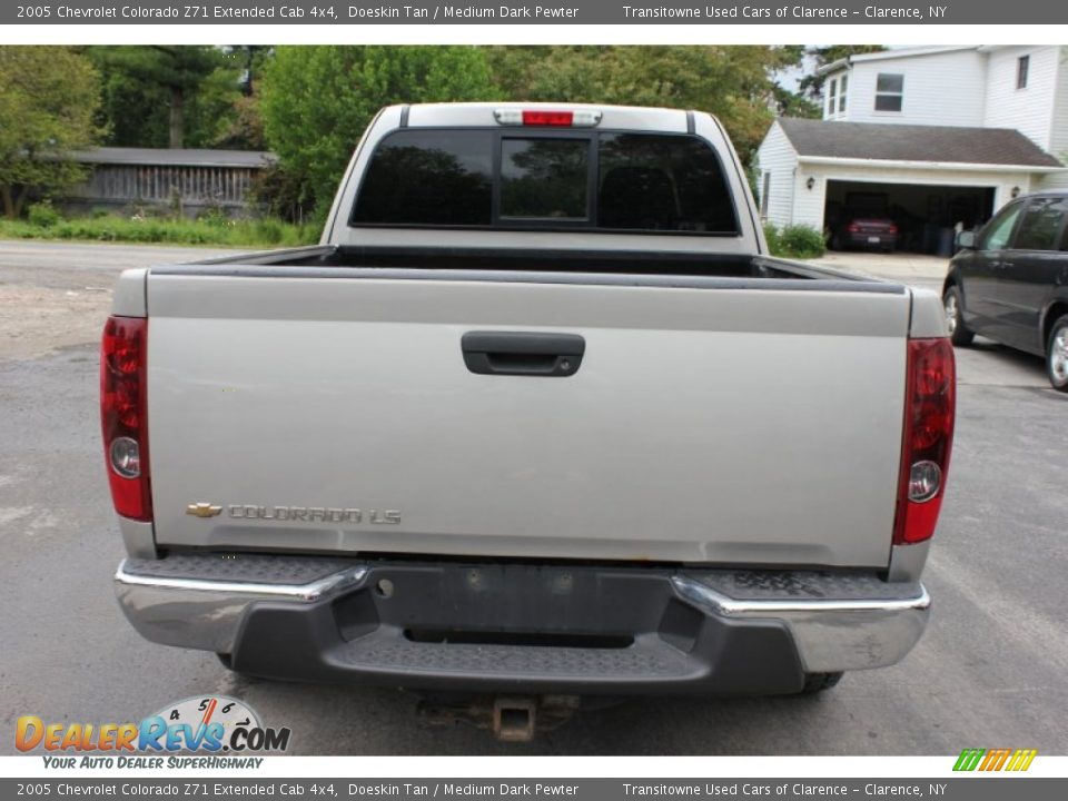 2005 Chevrolet Colorado Z71 Extended Cab 4x4 Doeskin Tan / Medium Dark Pewter Photo #10