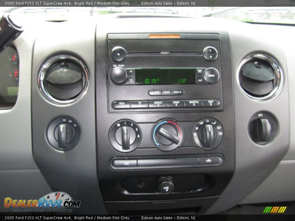 Controls of 2005 Ford F150 XLT SuperCrew 4x4 Photo #20