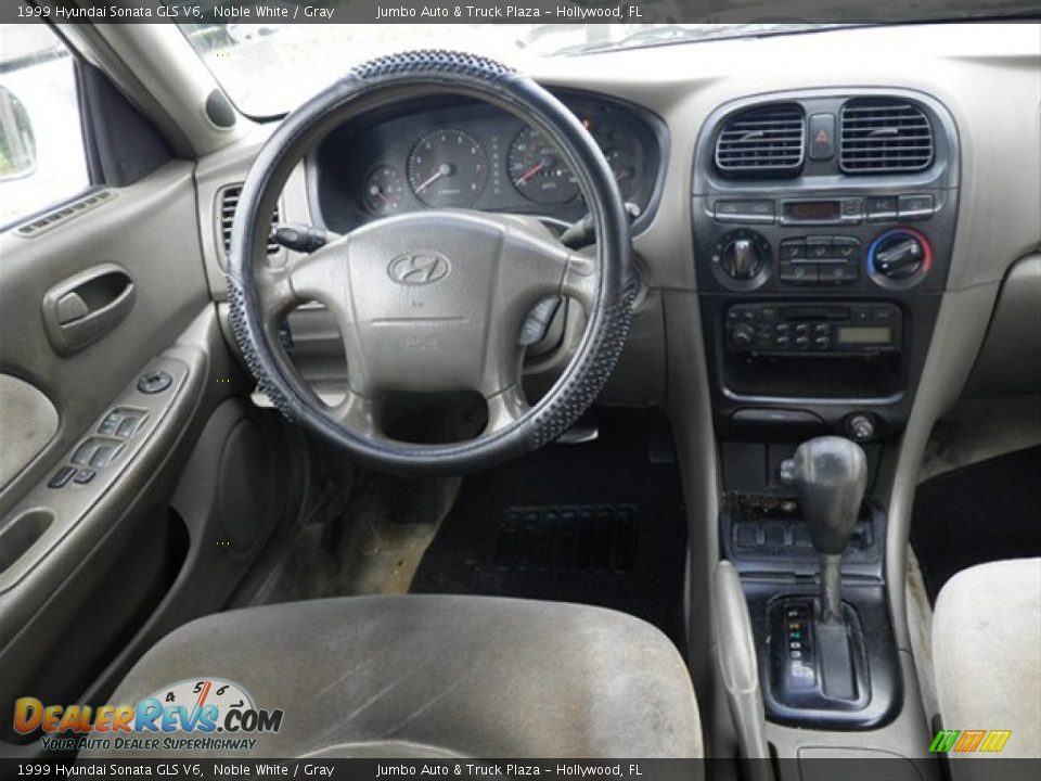 Dashboard of 1999 Hyundai Sonata GLS V6 Photo #8