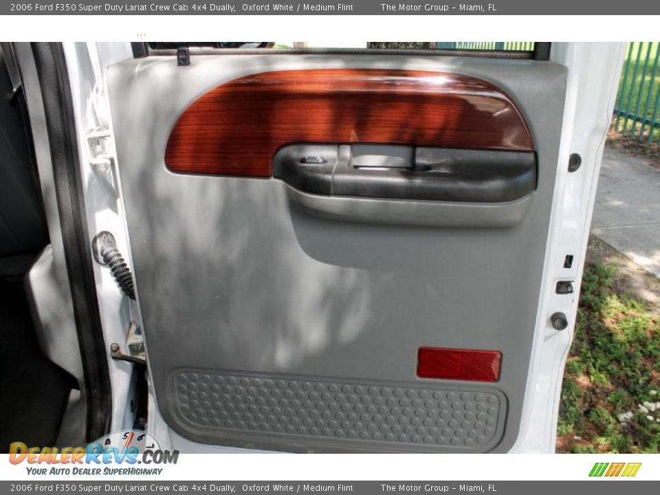 2006 Ford F350 Super Duty Lariat Crew Cab 4x4 Dually Oxford White / Medium Flint Photo #30