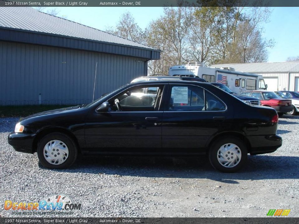 1997 Nissan Sentra Super Black / Light Gray Photo #8