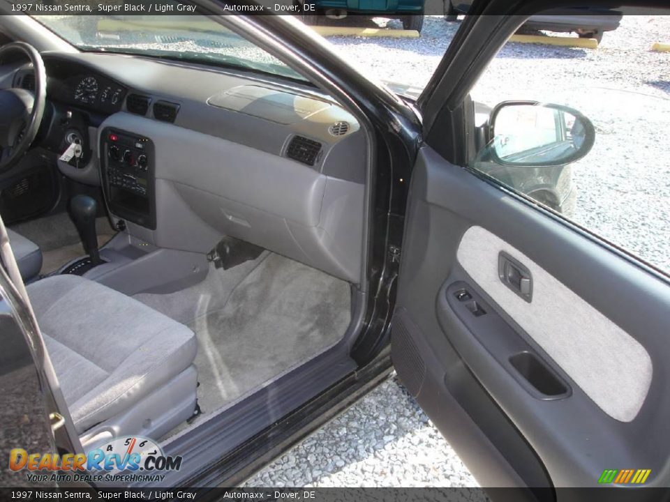 1997 Nissan Sentra Super Black / Light Gray Photo #11