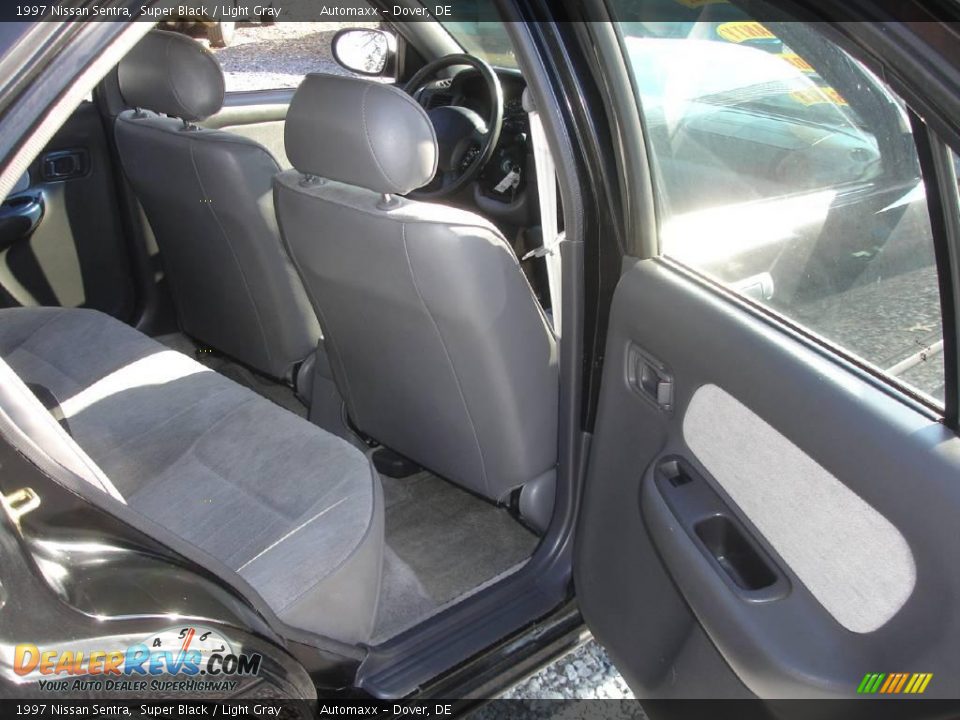 1997 Nissan Sentra Super Black / Light Gray Photo #13