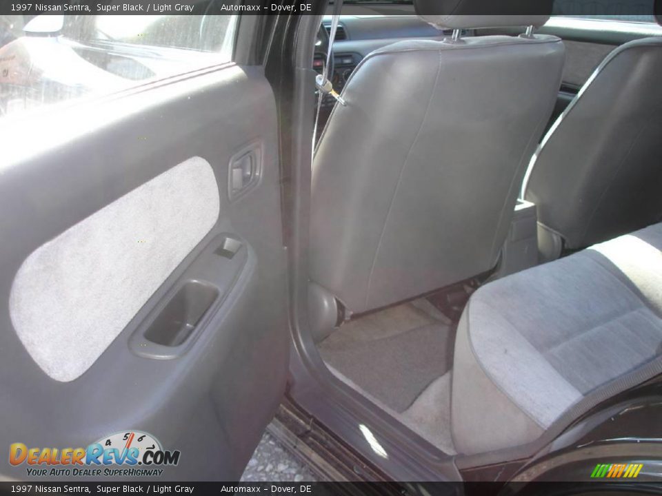 1997 Nissan Sentra Super Black / Light Gray Photo #15