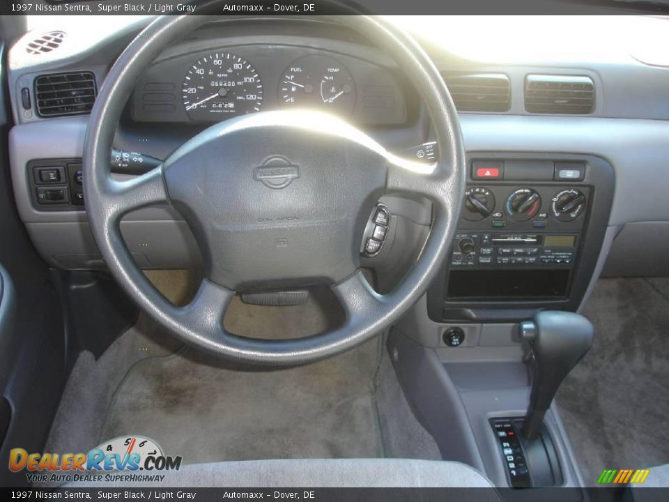 1997 Nissan Sentra Super Black / Light Gray Photo #19