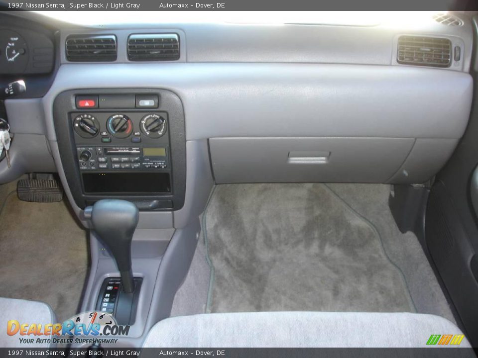 1997 Nissan Sentra Super Black / Light Gray Photo #20