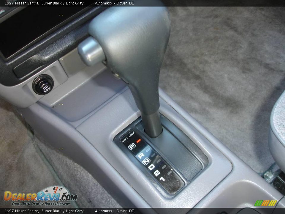 1997 Nissan Sentra Super Black / Light Gray Photo #22