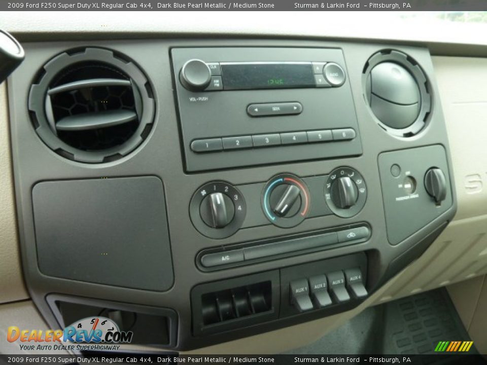 Controls of 2009 Ford F250 Super Duty XL Regular Cab 4x4 Photo #13