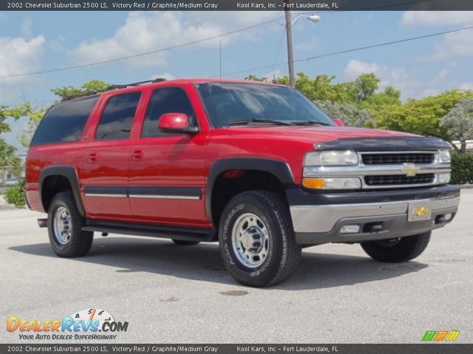 Front 3/4 View of 2002 Chevrolet Suburban 2500 LS Photo #1