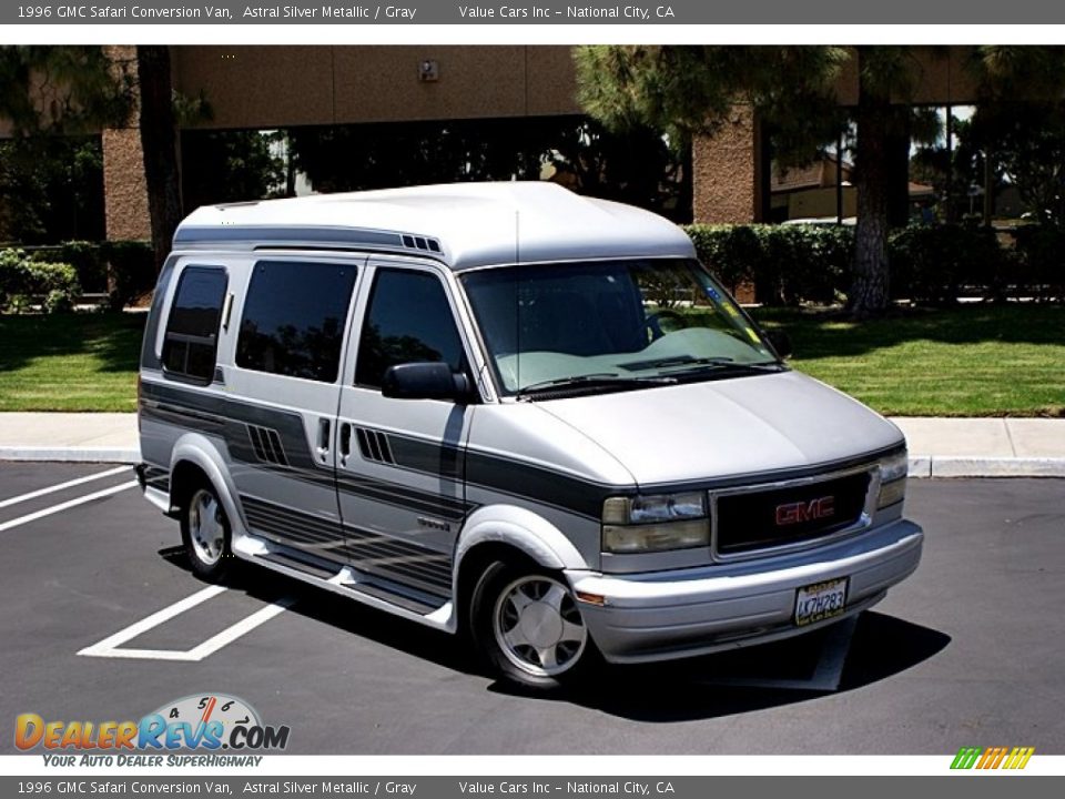 Front 3/4 View of 1996 GMC Safari Conversion Van Photo #2