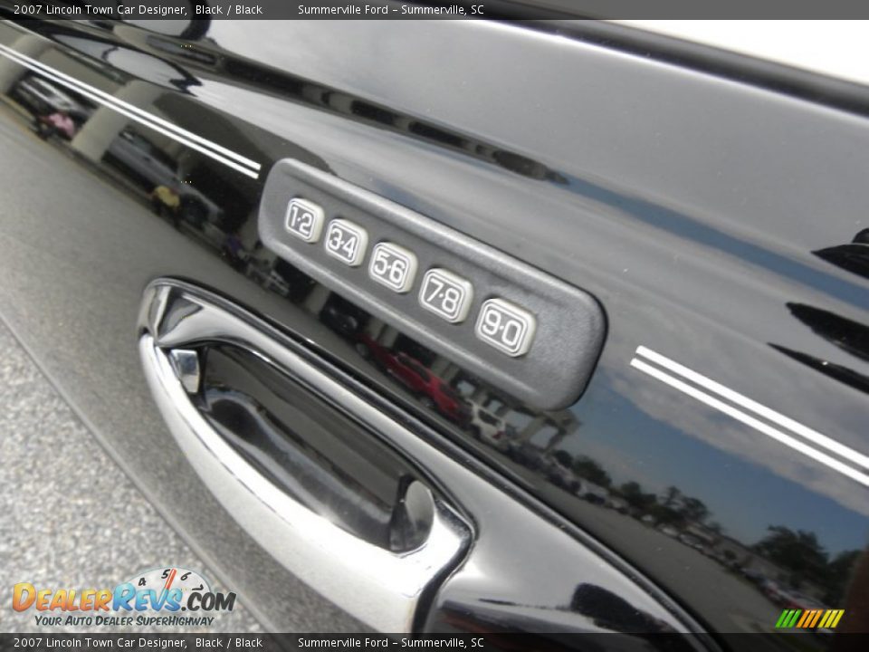 2007 Lincoln Town Car Designer Black / Black Photo #3