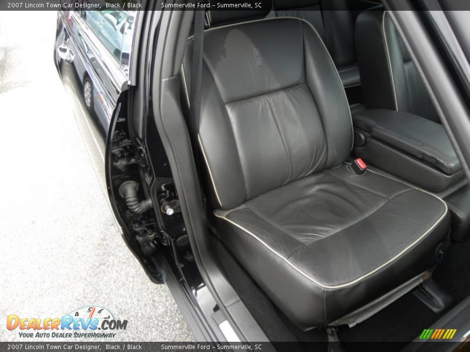 Front Seat of 2007 Lincoln Town Car Designer Photo #10