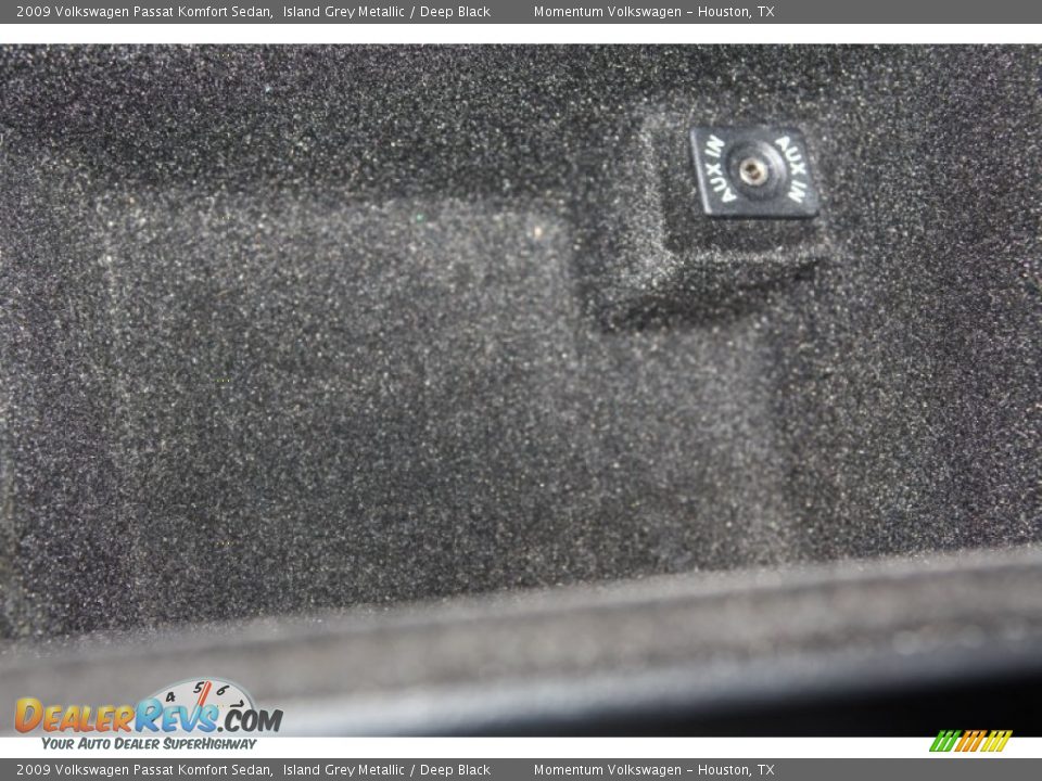 2009 Volkswagen Passat Komfort Sedan Island Grey Metallic / Deep Black Photo #18