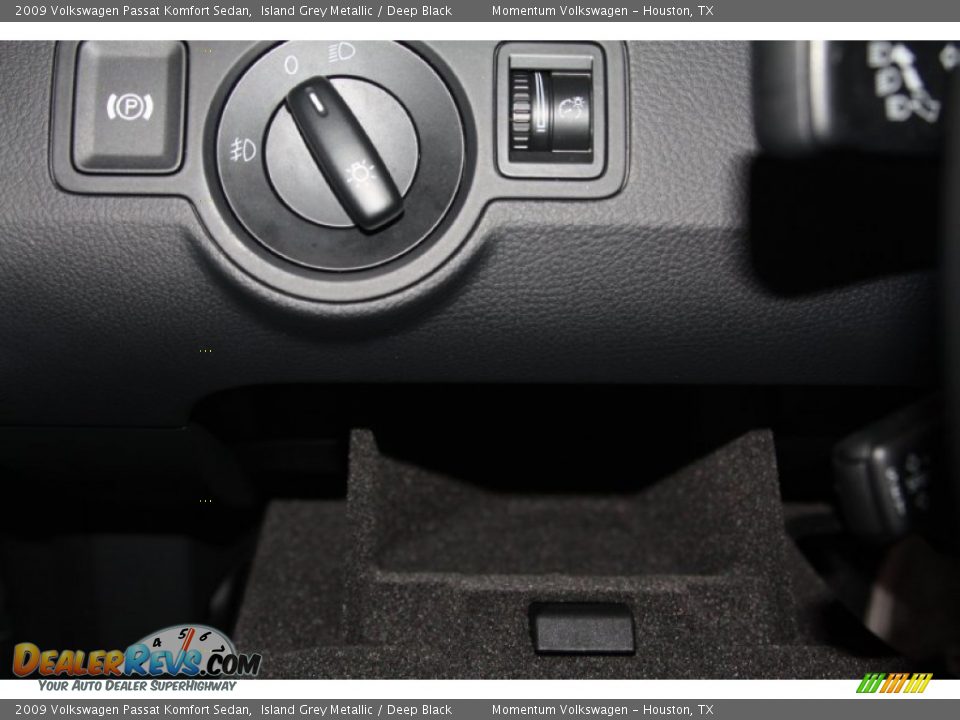 2009 Volkswagen Passat Komfort Sedan Island Grey Metallic / Deep Black Photo #28
