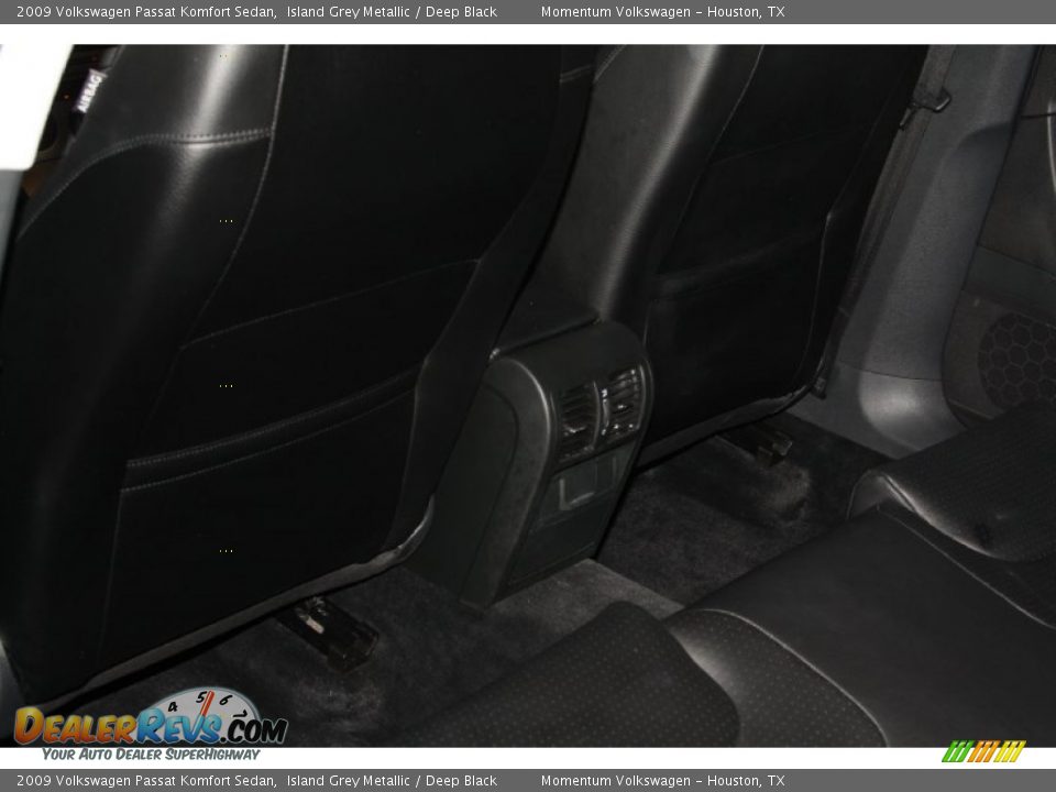2009 Volkswagen Passat Komfort Sedan Island Grey Metallic / Deep Black Photo #30