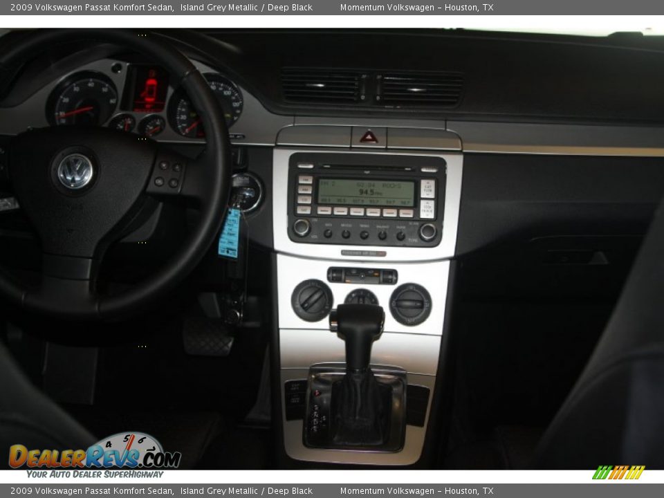 2009 Volkswagen Passat Komfort Sedan Island Grey Metallic / Deep Black Photo #35