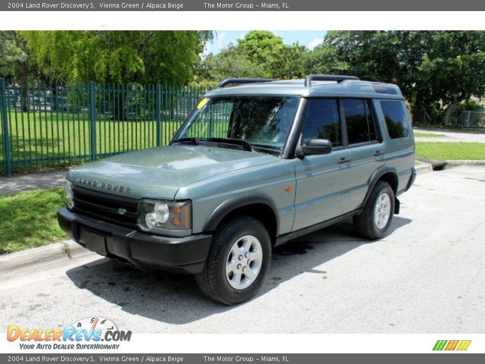 Front 3/4 View of 2004 Land Rover Discovery S Photo #1