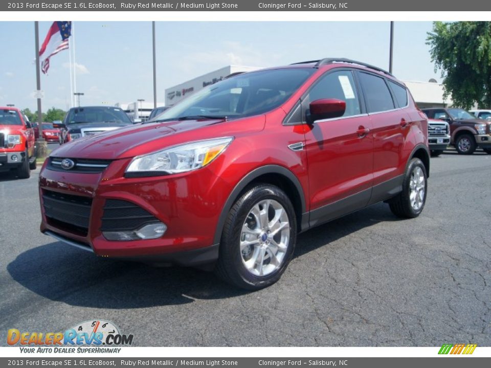 Front 3/4 View of 2013 Ford Escape SE 1.6L EcoBoost Photo #6