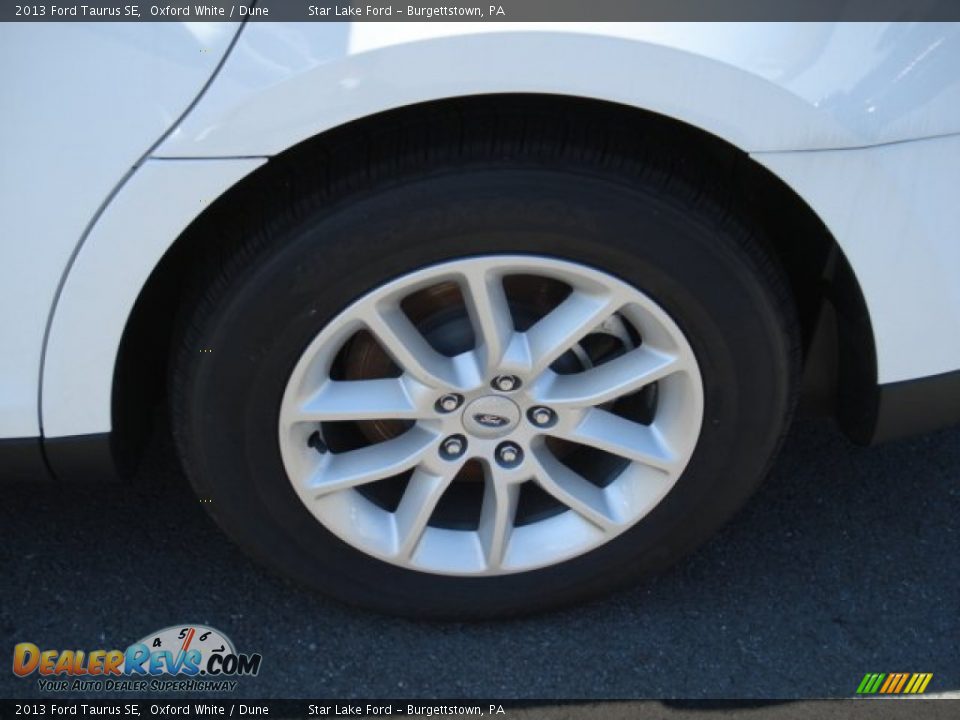 2013 Ford Taurus SE Oxford White / Dune Photo #12