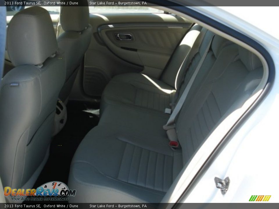 2013 Ford Taurus SE Oxford White / Dune Photo #16