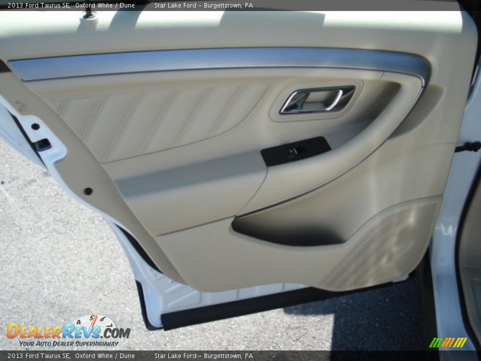 2013 Ford Taurus SE Oxford White / Dune Photo #17