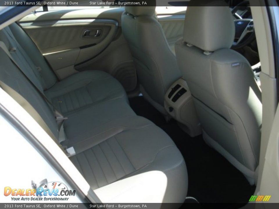 2013 Ford Taurus SE Oxford White / Dune Photo #18