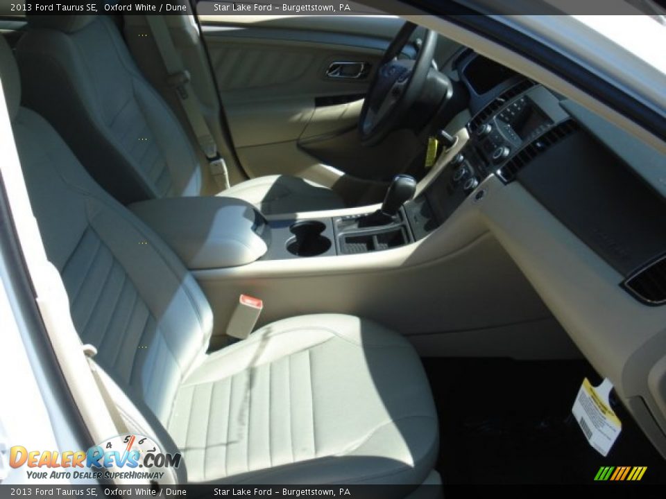 2013 Ford Taurus SE Oxford White / Dune Photo #19