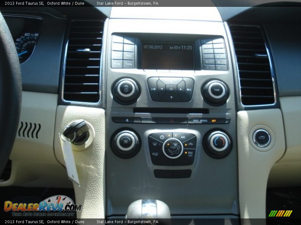 2013 Ford Taurus SE Oxford White / Dune Photo #21