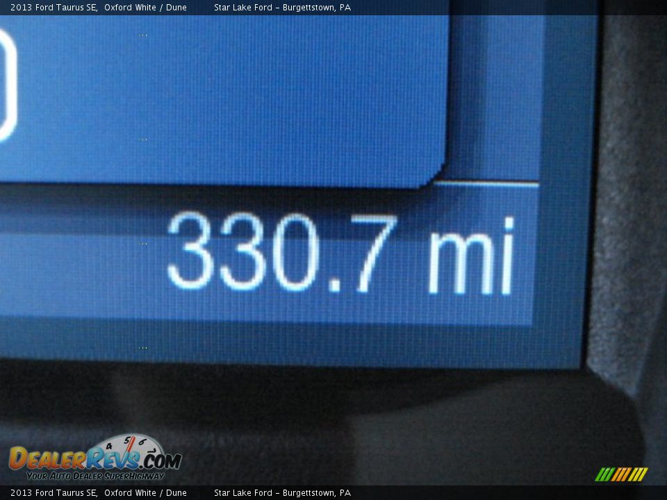 2013 Ford Taurus SE Oxford White / Dune Photo #24