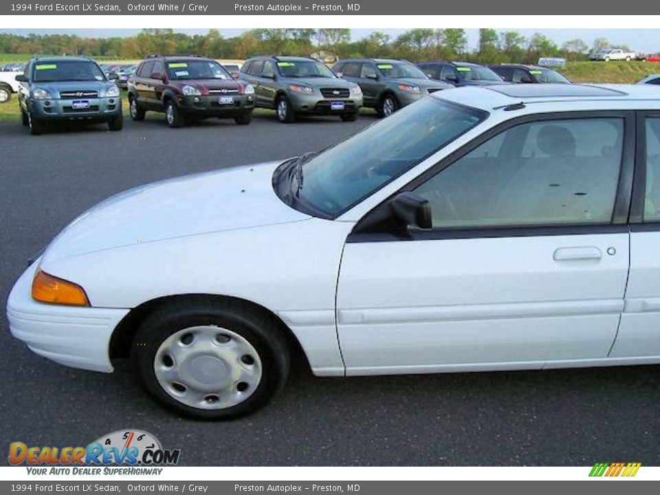 1994 Ford Escort LX Sedan Oxford White / Grey Photo #9