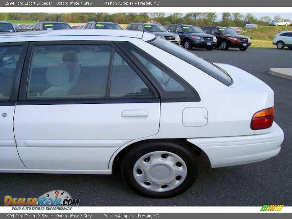 1994 Ford Escort LX Sedan Oxford White / Grey Photo #10