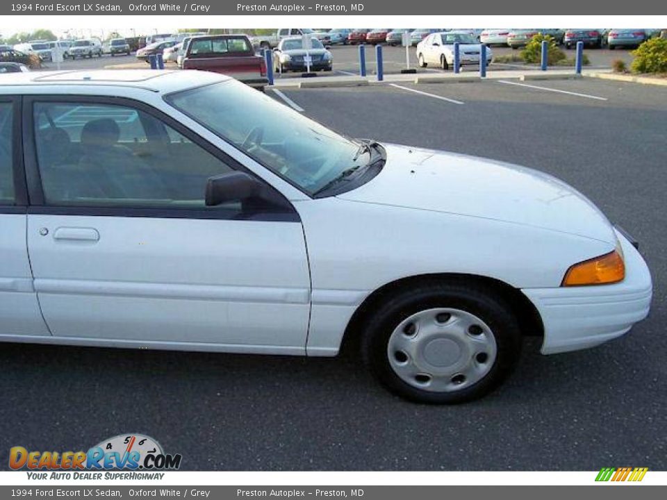 1994 Ford Escort LX Sedan Oxford White / Grey Photo #12