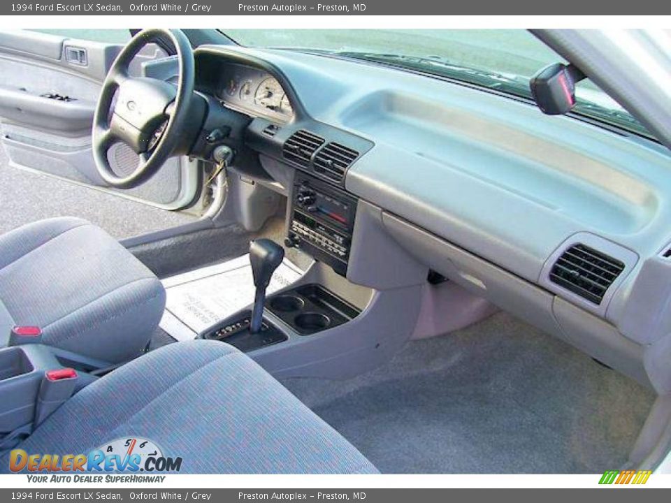 1994 Ford Escort LX Sedan Oxford White / Grey Photo #17