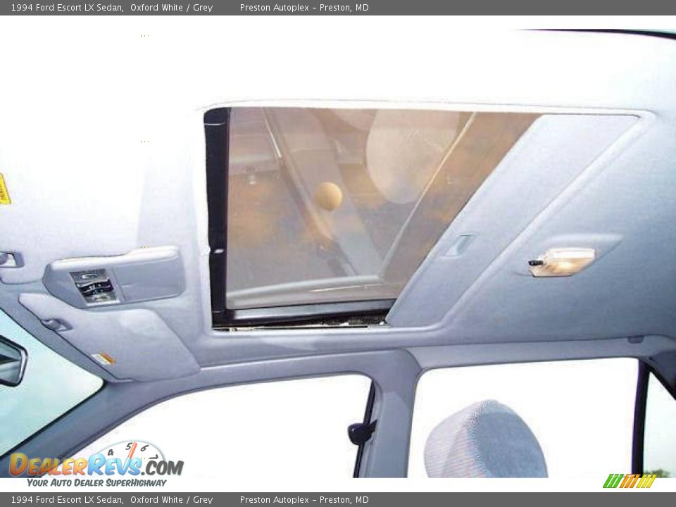 1994 Ford Escort LX Sedan Oxford White / Grey Photo #22