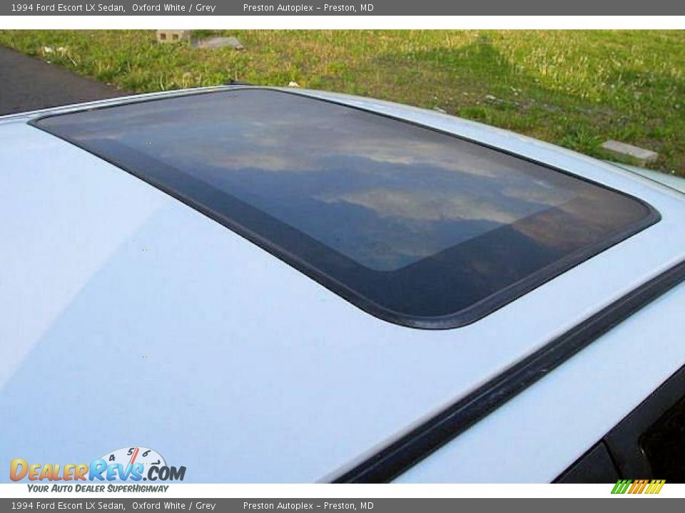 1994 Ford Escort LX Sedan Oxford White / Grey Photo #23