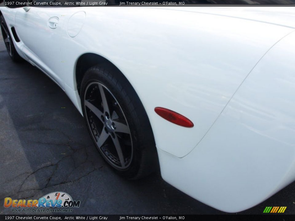1997 Chevrolet Corvette Coupe Arctic White / Light Gray Photo #4